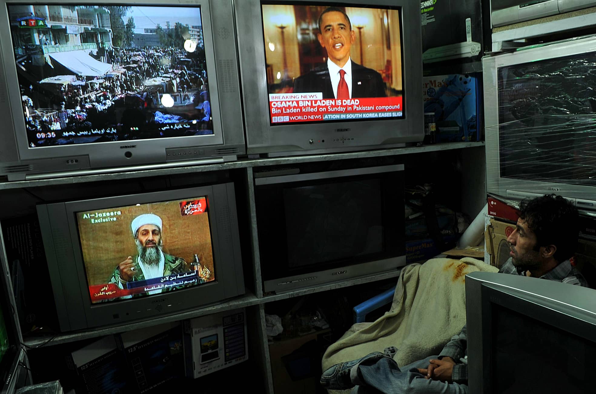 Ein Einwohner Kabuls verfolgt die Nachrichten von Osama bin Ladens Tod in einem Elektronikgeschäft.