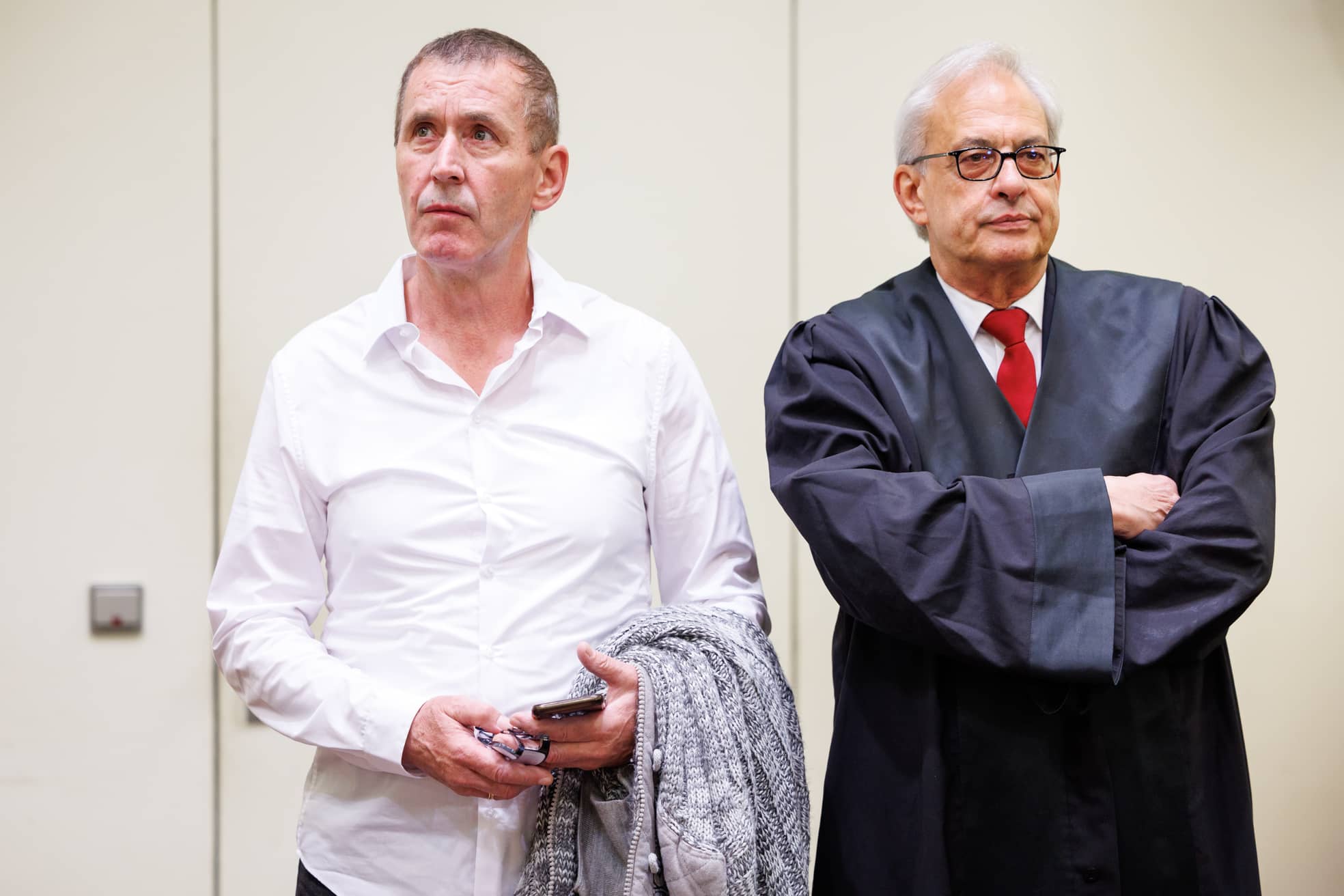 Er wurde 2012 zu lebenslanger Haft verurteilt, weil er eine Rentnerin in ihrer Badewanne ermordet haben soll.
Jetzt hofft Manfred Genditzki (links), hier neben seinem Anwalt Klaus Wittmann, auf Freispruch.