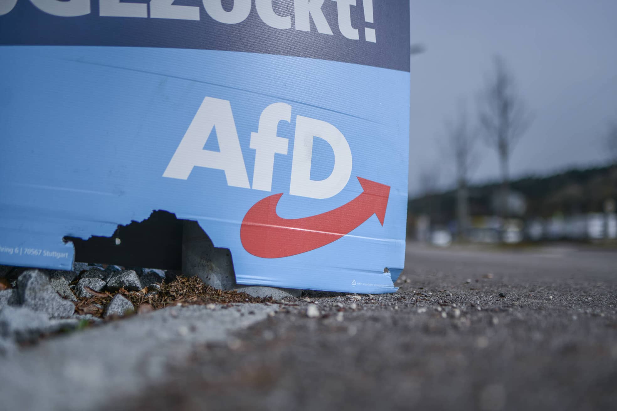 Ein zerstörtes Wahlplakat der AfD in Schwäbisch Gmünd, Baden-Württemberg.