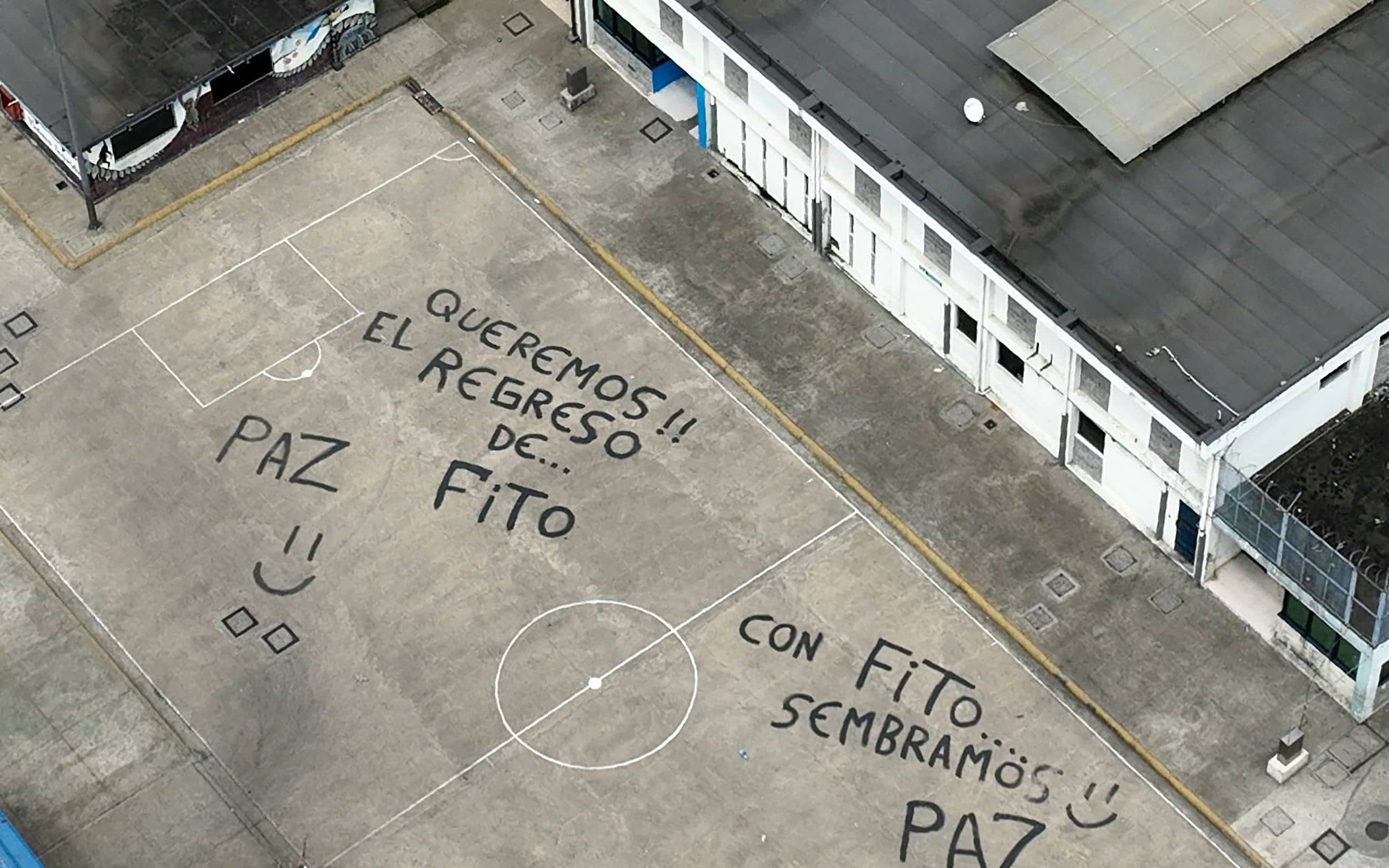 "Wir wollen, dass Fito zurückkommt. Frieden" steht in großen Buchstaben auf dem Sportplatz eines Gefängnisses in Guayaquil.