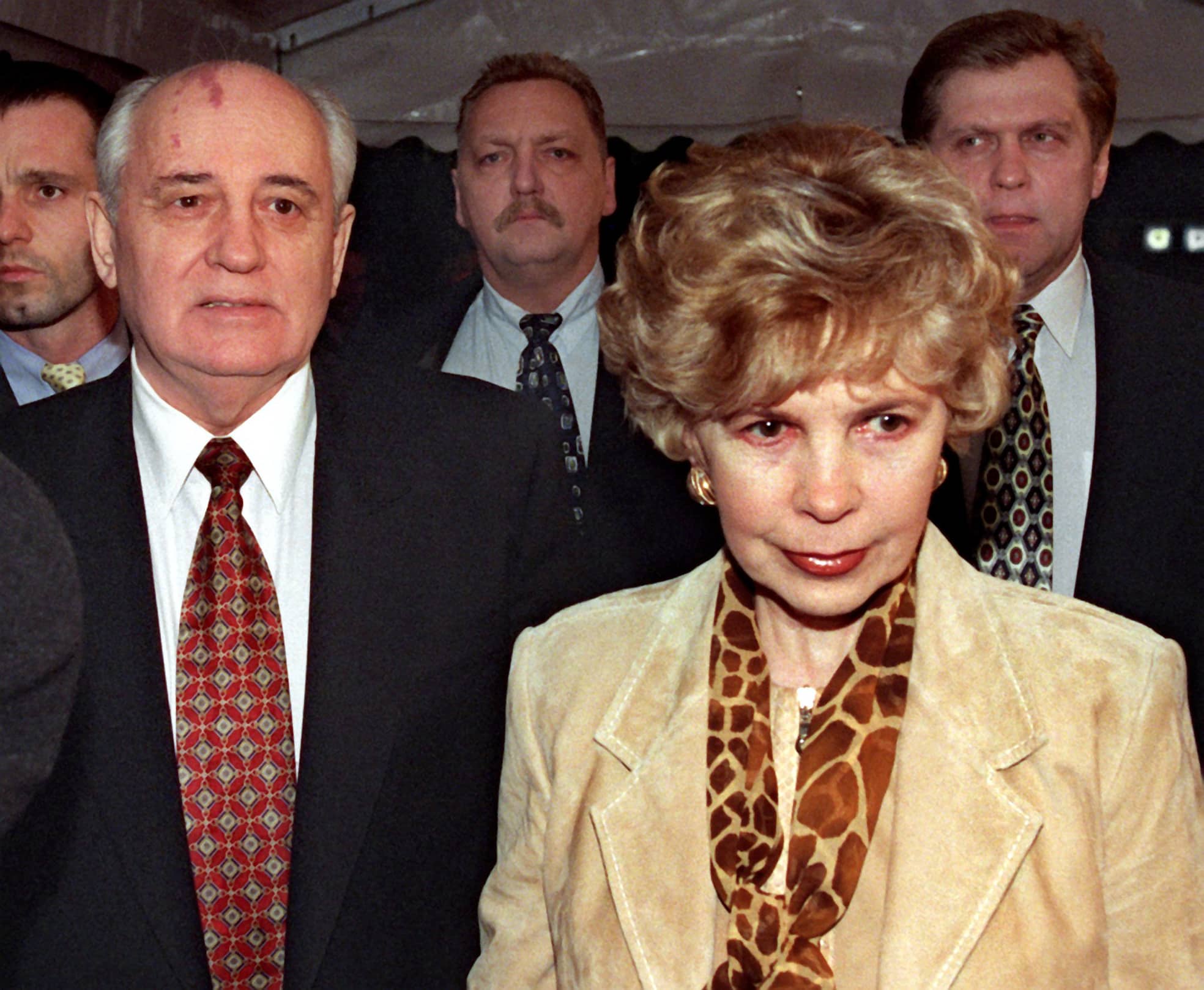 Gorbatschow 1998 mit seiner Frau Raissa