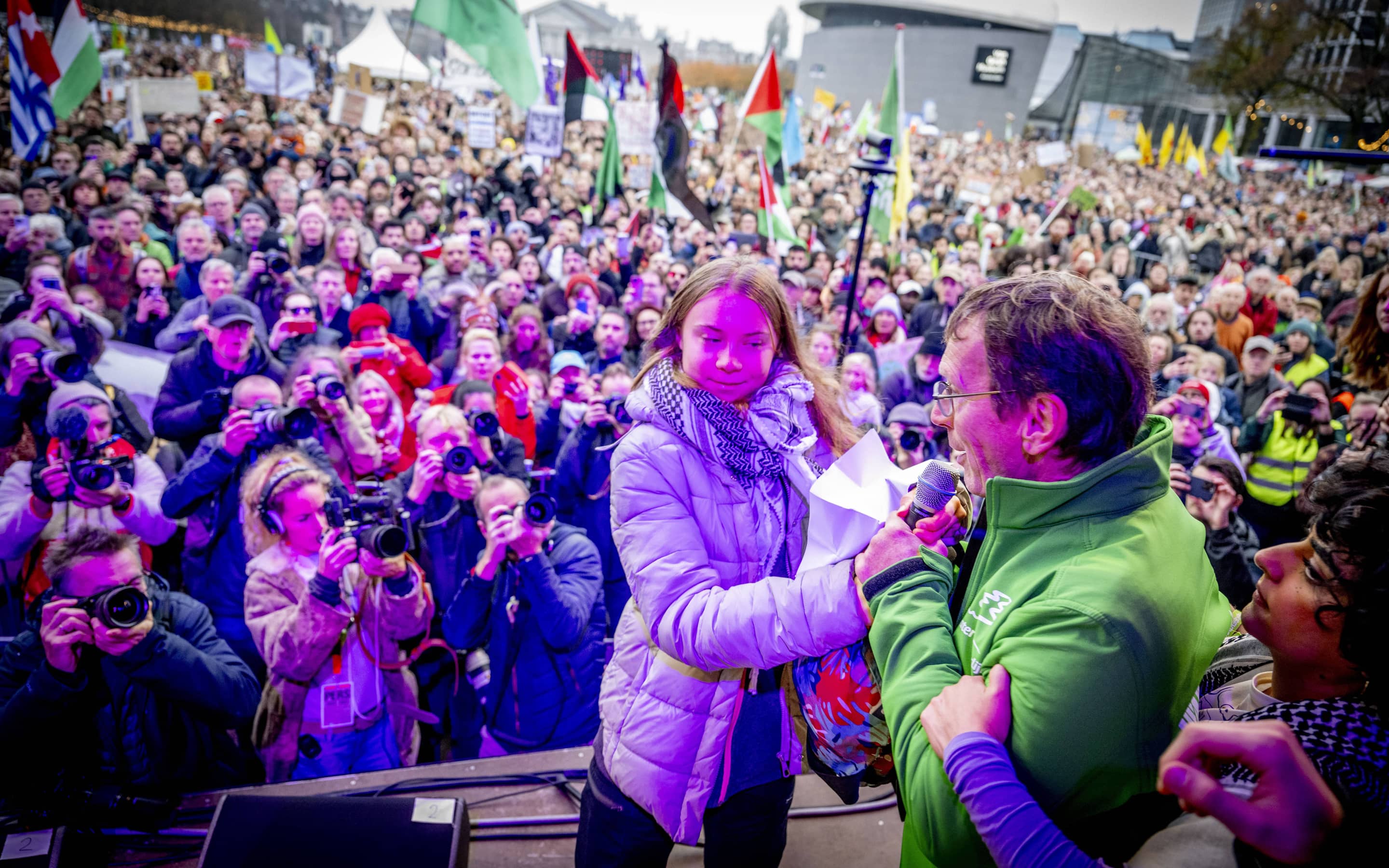 Sonntag, Amsterdam, 85 000 Menschen: Greta Thunberg betritt die Bühne und solidarisiert sich mit den Palästinensern, ein Mann stürmt zu ihr hoch und sagt, er will hier über das Klima reden, nicht ihre politische Ansichten hören.