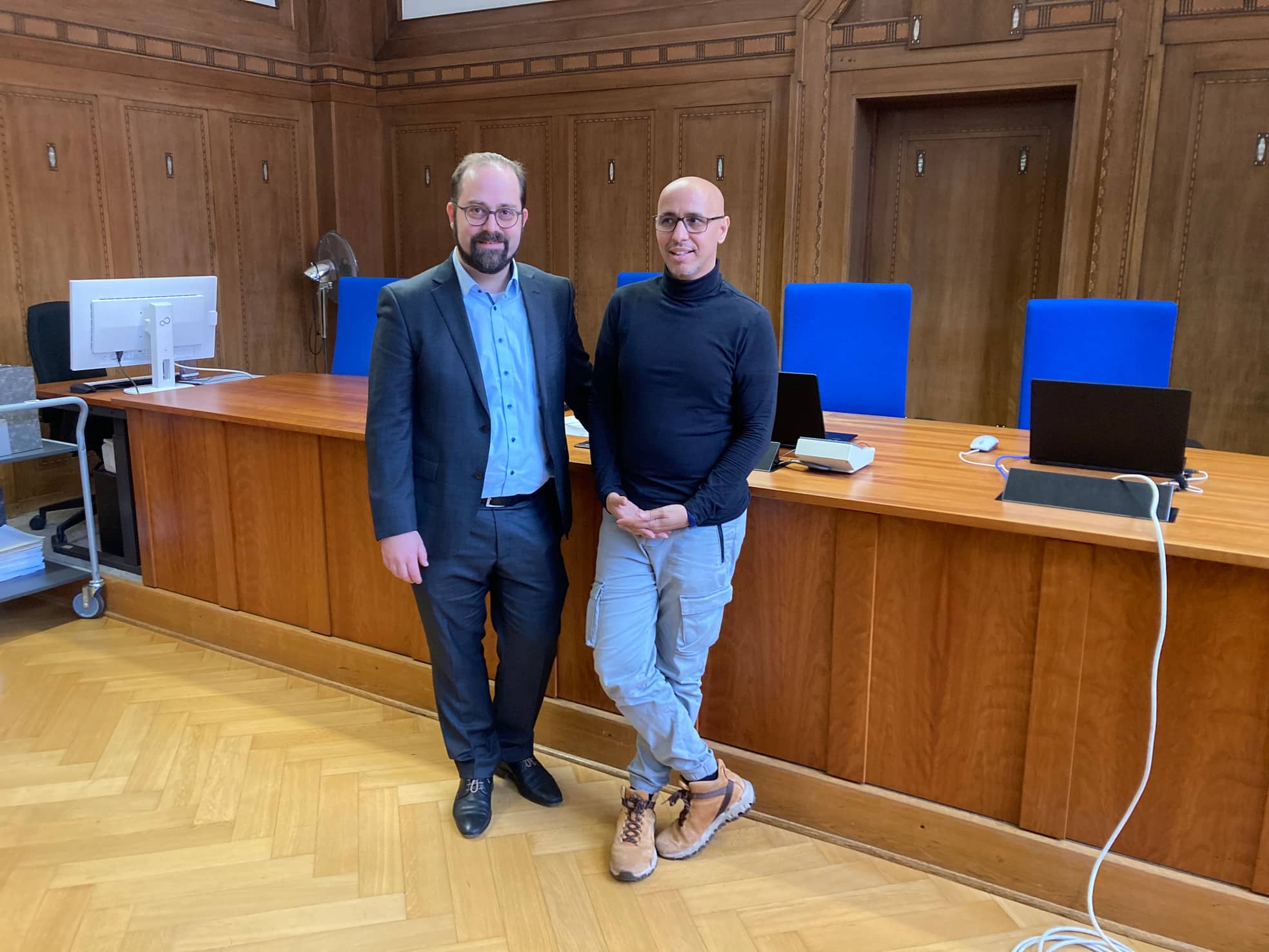 Mohamedou Ould Slahi mit seinem Anwalt Andreas Schüller nach der Urteilsverkündung.