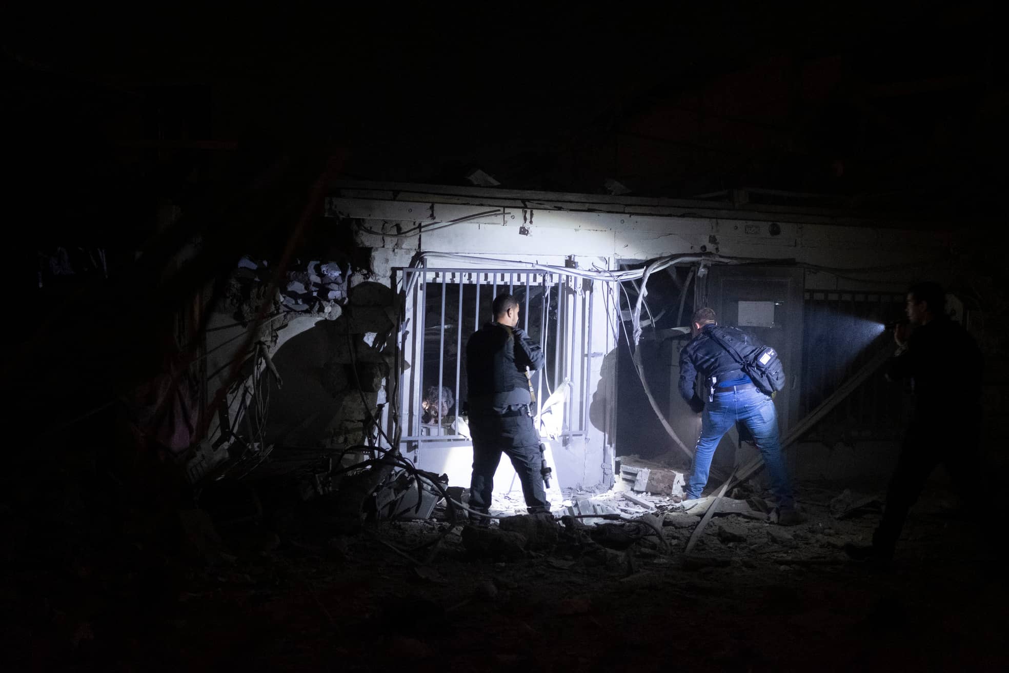 Israelische Polizisten überprüfen den Schaden, den eine aus dem Gazastreifen abgefeuerten Rakete in Tel Aviv angerichtet hat.