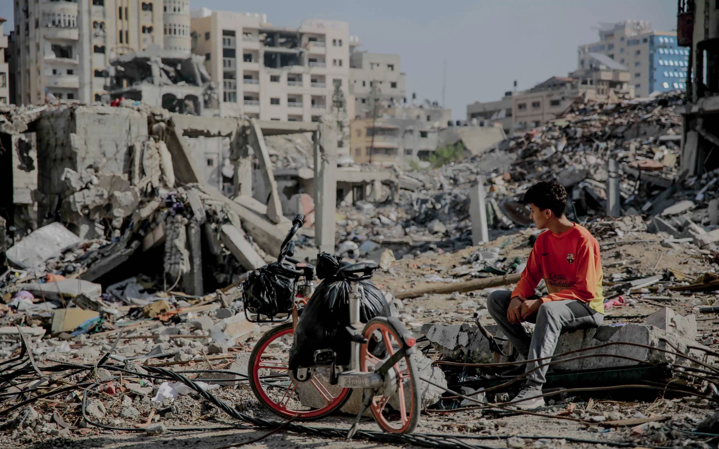 Fotos: Gaza: AFP, Italien: Antonio Masiello/ Getty Images, Olaf Scholz: BPA/ Reuters, Barbie: dpa, Letzte Generation: Kay Nietfeld/ dpa, Pabst: Reddit/ Midjourney, Lampedusa: Yara Nardi/ Reuters