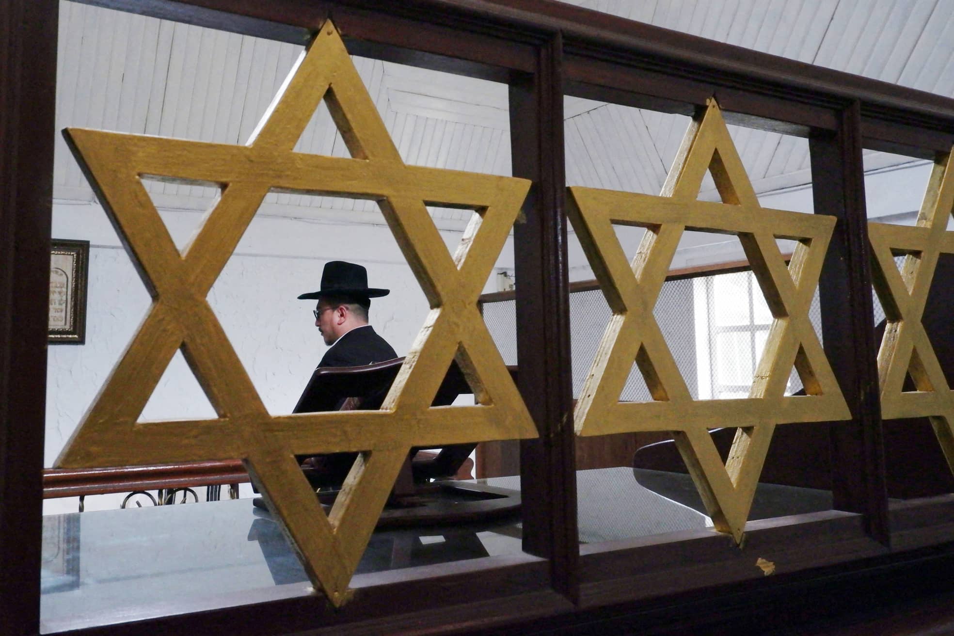 Rabbi Baruch in seiner Synagoge.