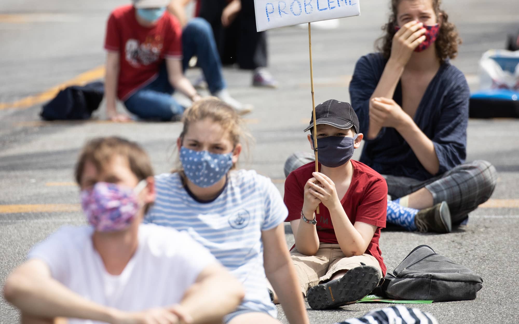 Im Sommer 2020 protestieren Klimademonstranten in Hamburg mit Sicherheitsabstand.