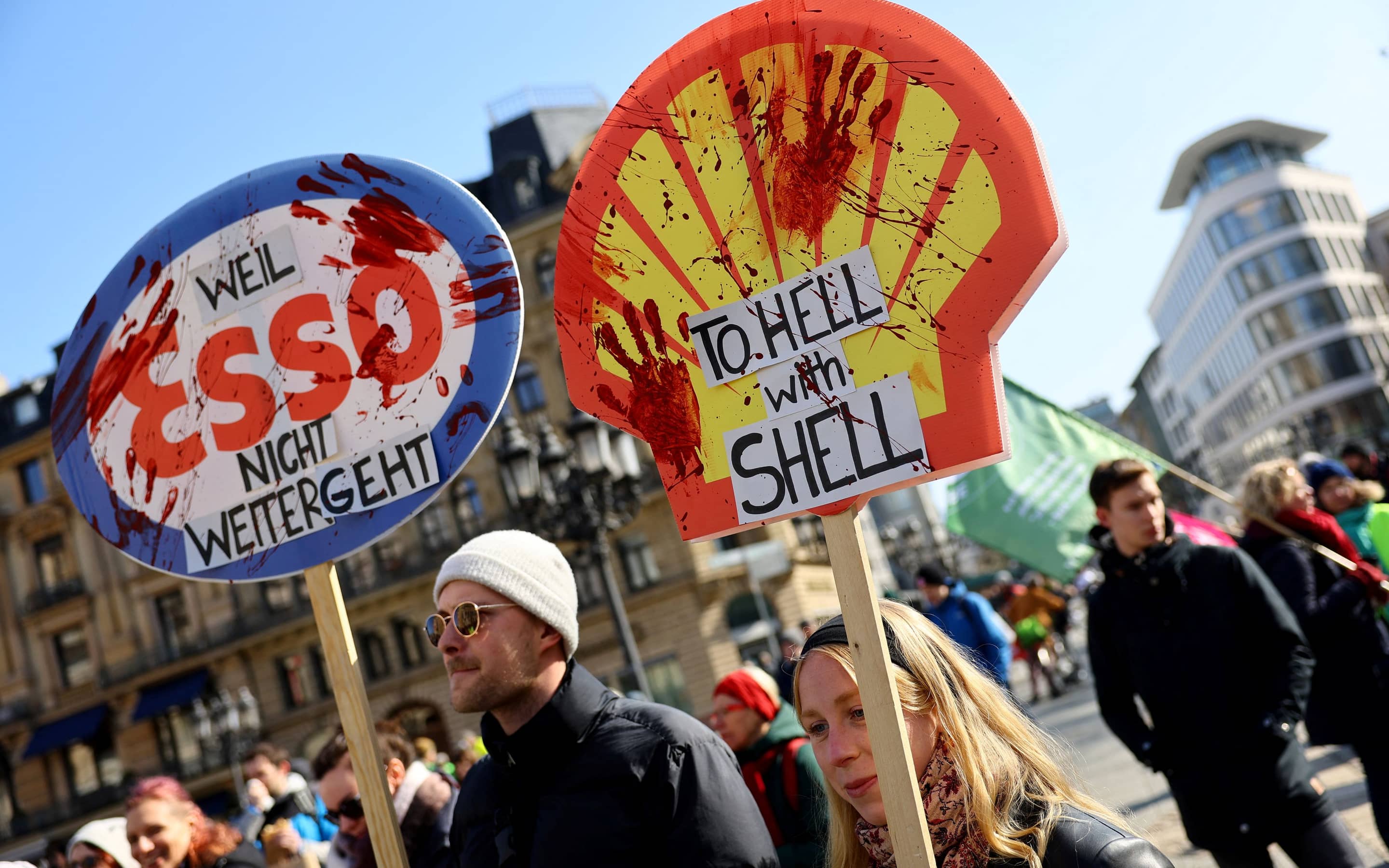 Demonstranten in Frankfurt protestieren gegen Ölkonzerne.