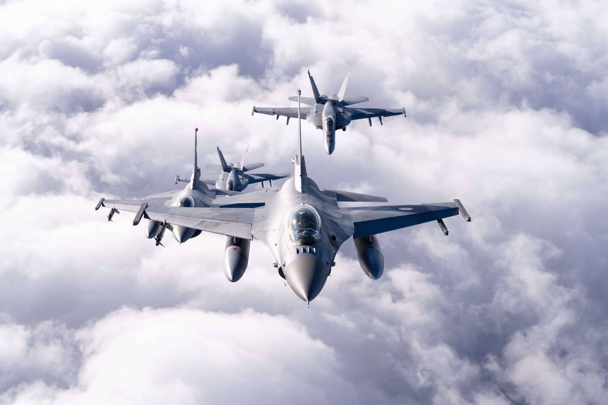Griechische "F-16" führen eine Formation mit amerikanischen "F-18" während einer Übung im Jahr 2022 über dem ionischen Meer an.