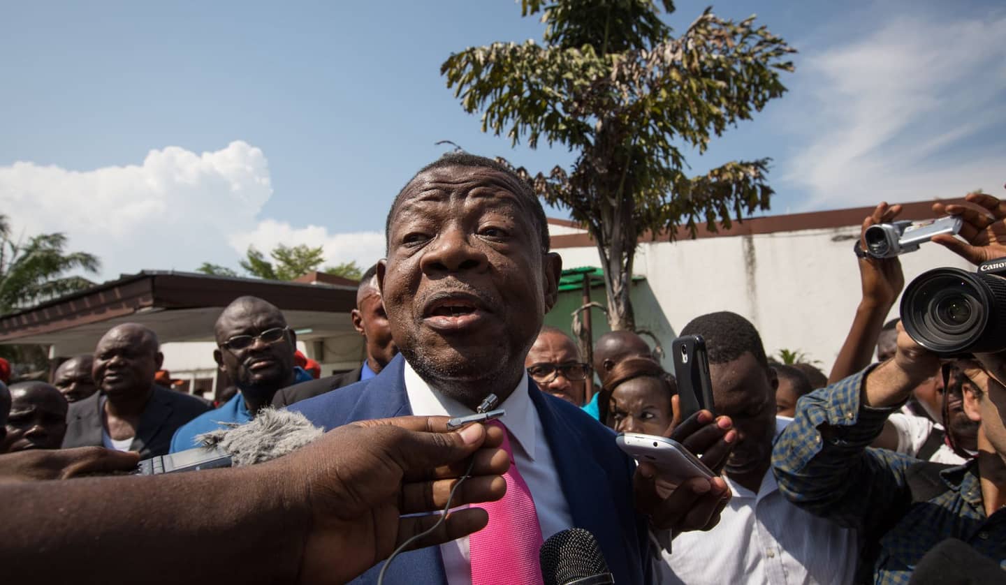 Der kongolesische Informationsminister Lambert Mende vor Journalisten.