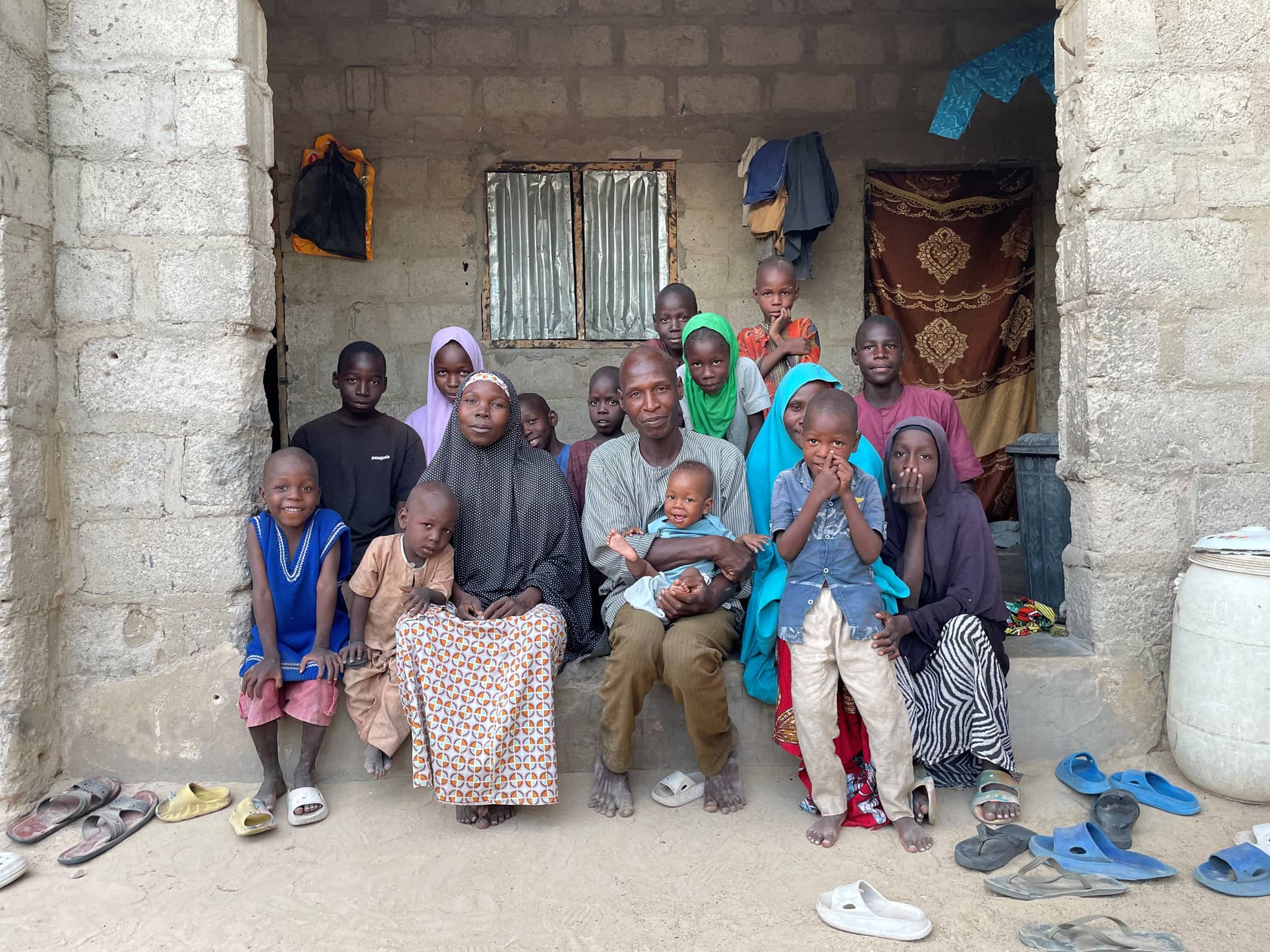 Abdulhamid Ali mit einem Teil seiner Familie in Maiduguri.