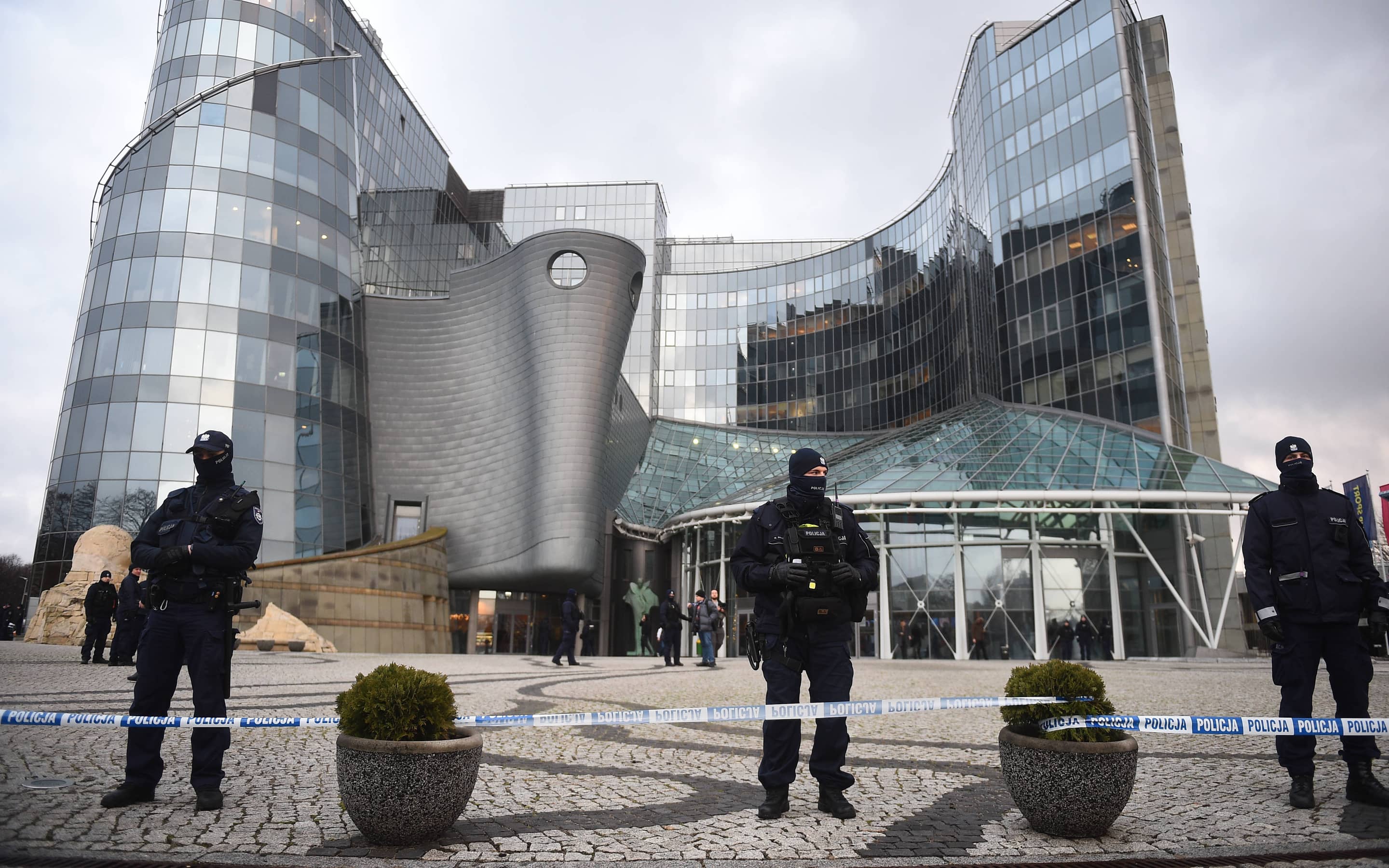 Polizisten bewachen am 20. Dezember das TVP-Gebäude in Warschau.