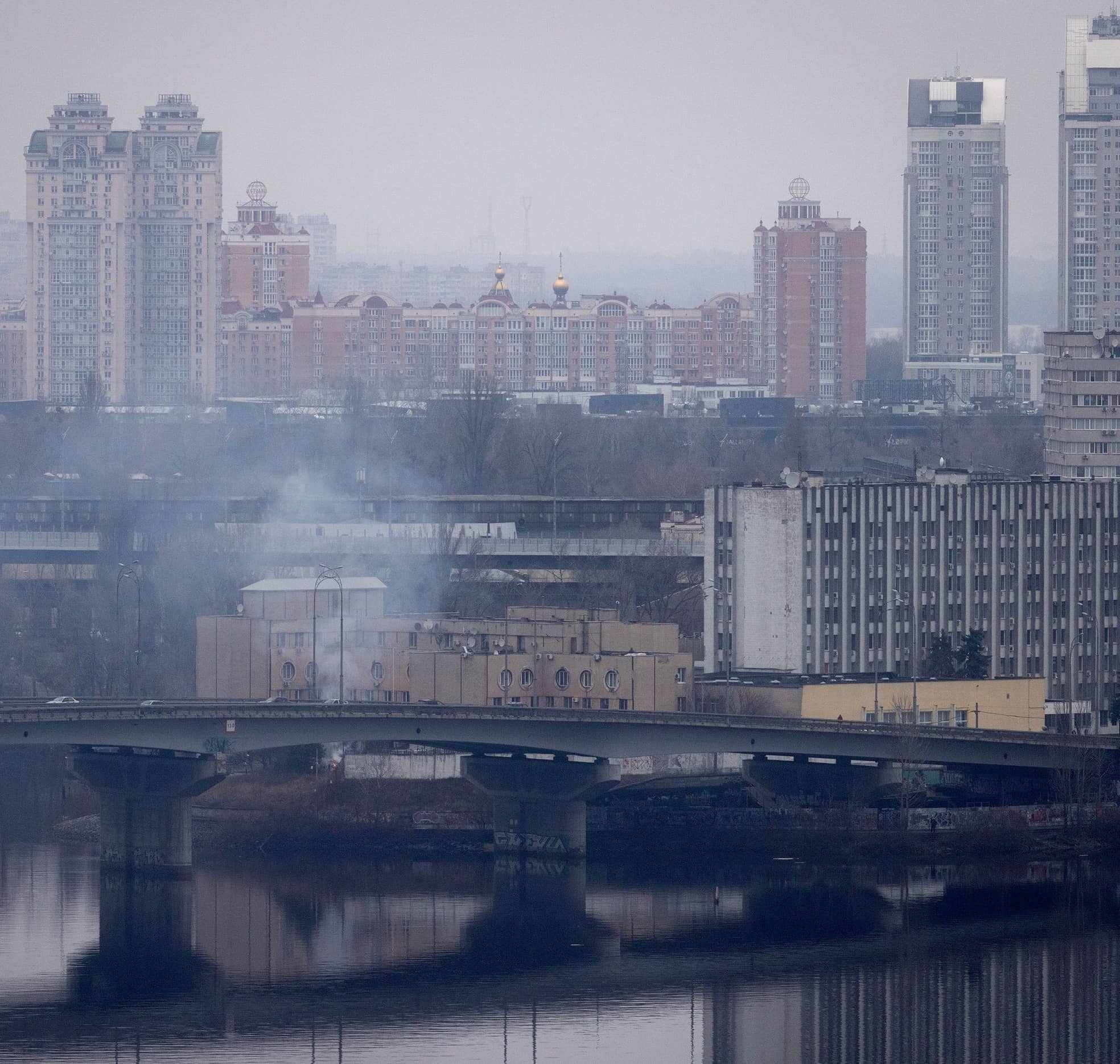 Am ersten Morgen des Krieges steigt Rauch auf über Kiew. Mit jedem weiteren Tag rückt die russische Armee näher an die Stadt heran.
