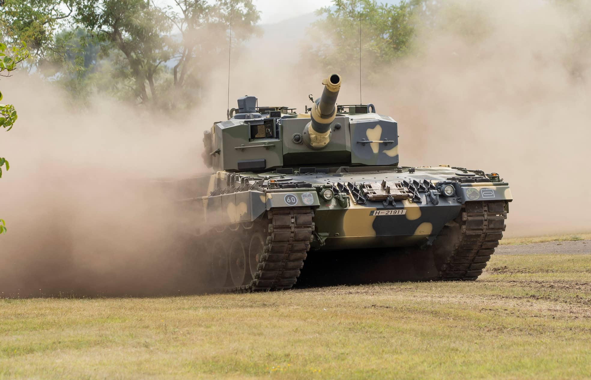 Ein "Leopard 2A4" wird zur Demonstration bei der Übergabe von vier Panzern an die ungarische Armee im Jahr 2020 gefahren.