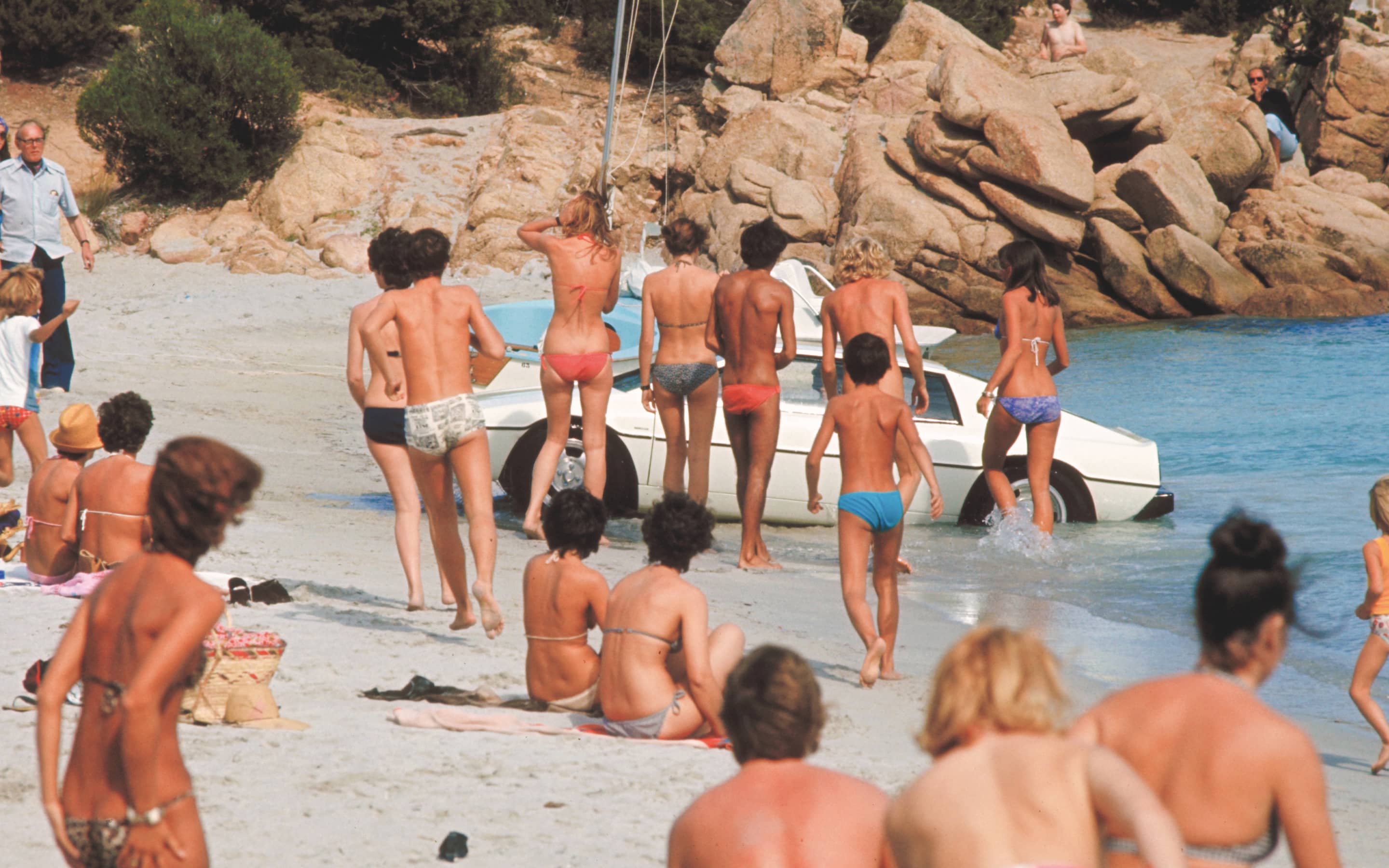 Szene am Strand von Capriccioli auf Sardinien aus "Der Spion, der mich liebte" (1977)