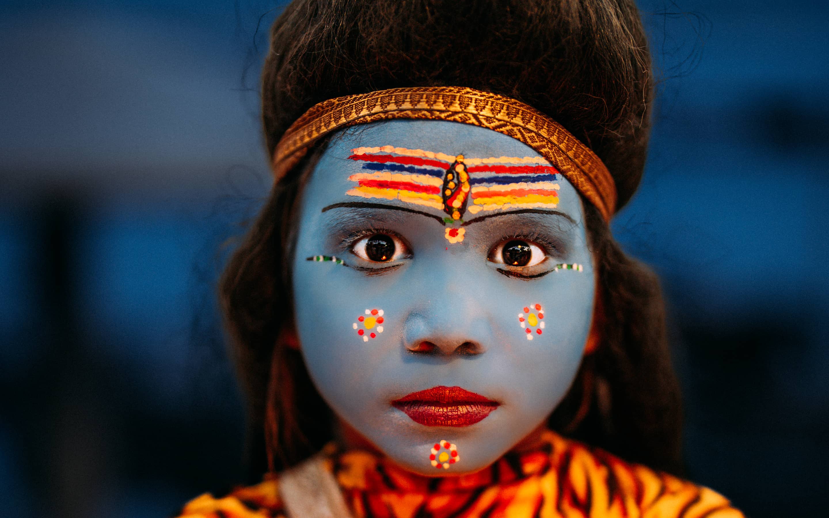 Begegnung unterwegs: ein Mädchen, das den Hindu-Gott Shiva darstellen soll.