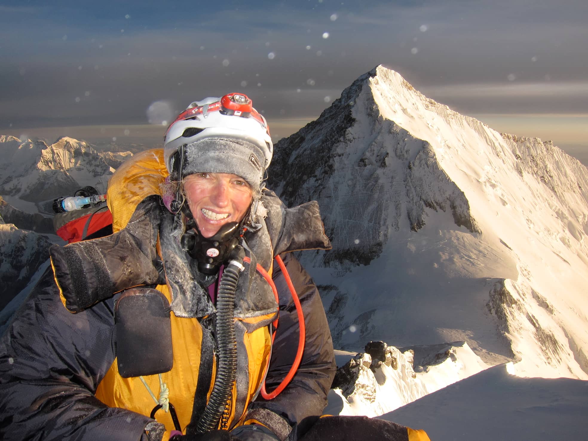 Billi Bierling auf dem Lhotse (8516 m), im Hintergrund der Mount Everest