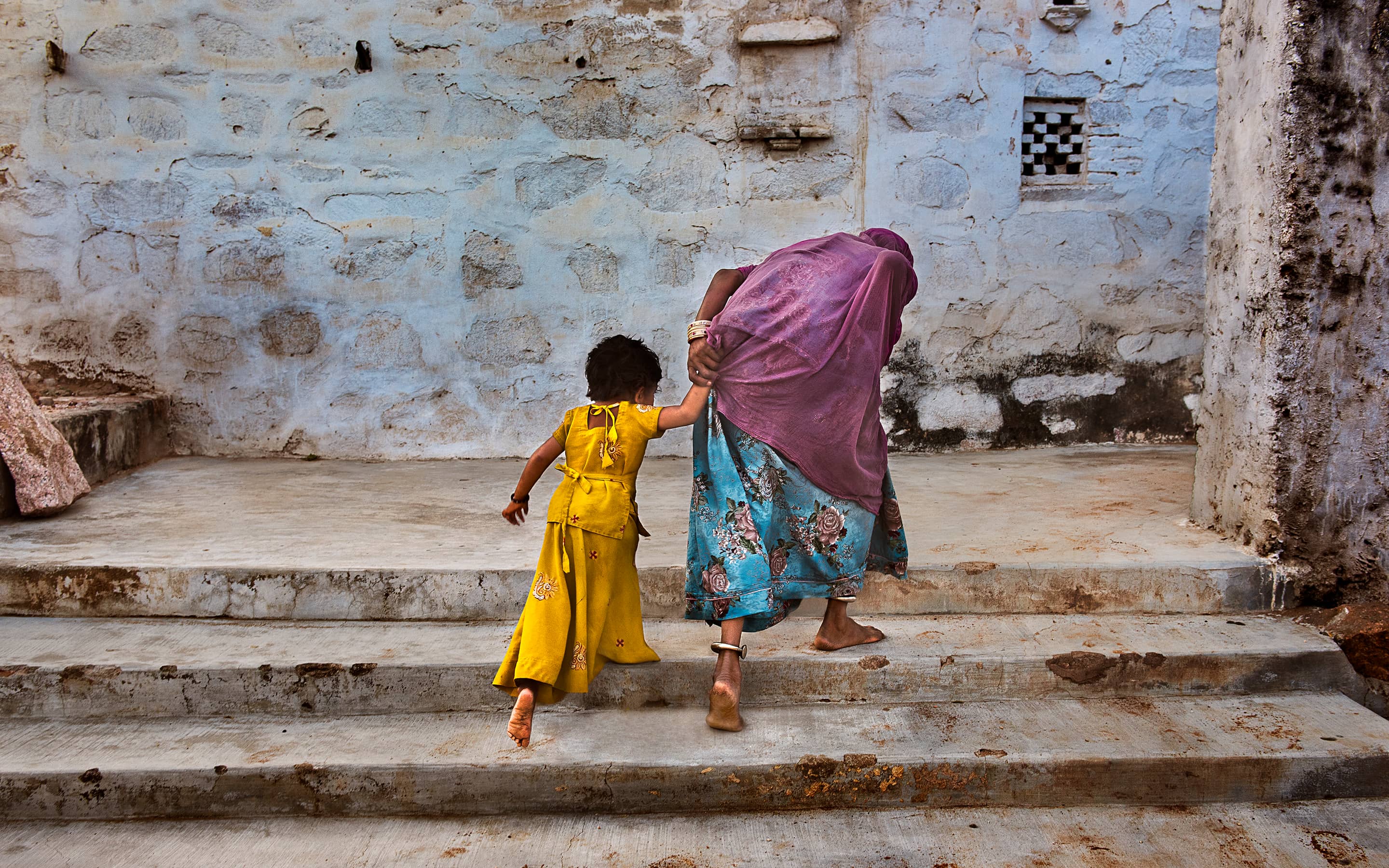 Rajastan, Indien: Eine Großmutter und ihre Enkelin kehren nach Hause zurück.