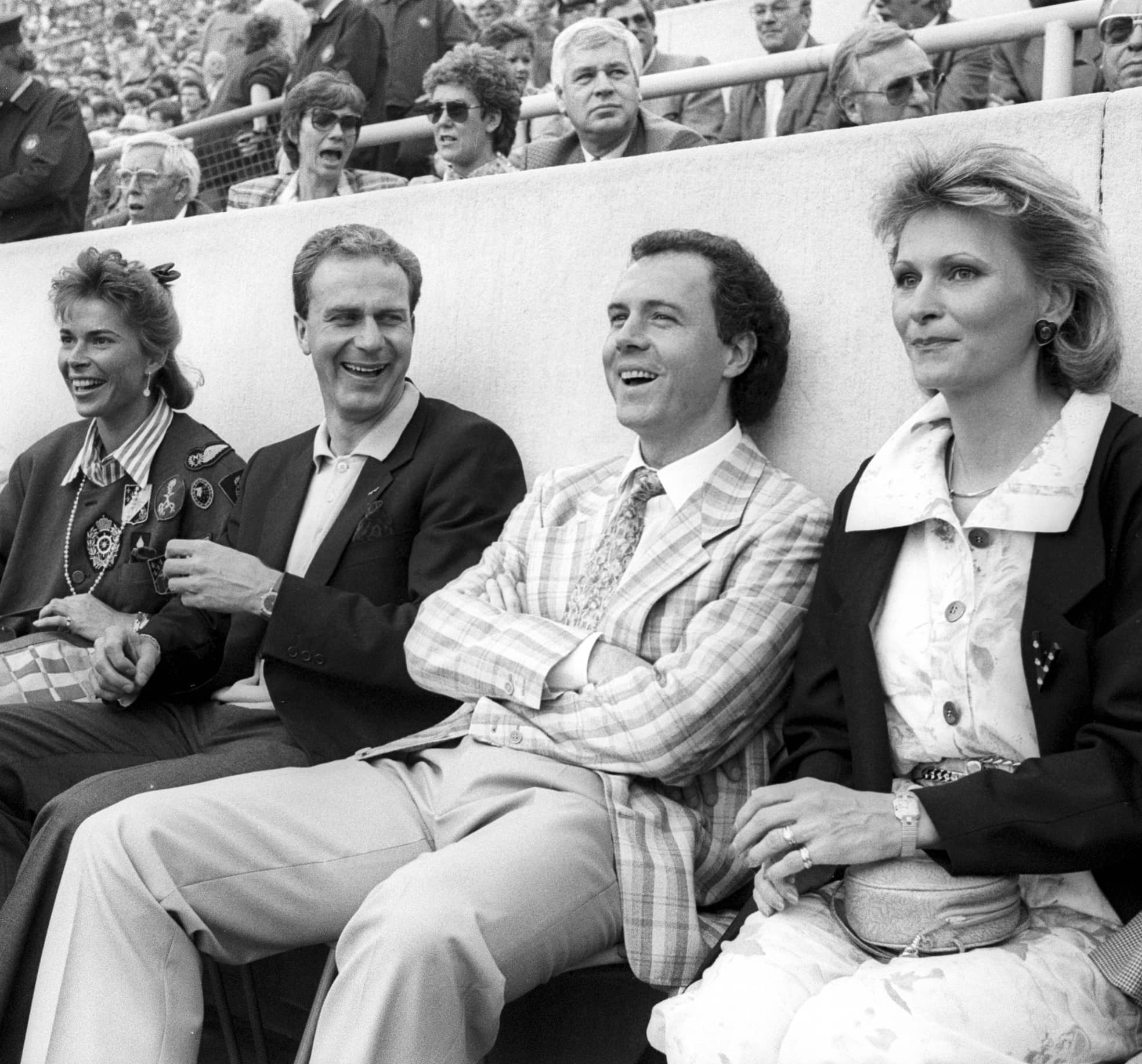 Rummenigge mit Ehefrau Martina und Beckenbauer mit Freundin Diana Sandmann 1986 auf der Tribüne des Olympiastadions.