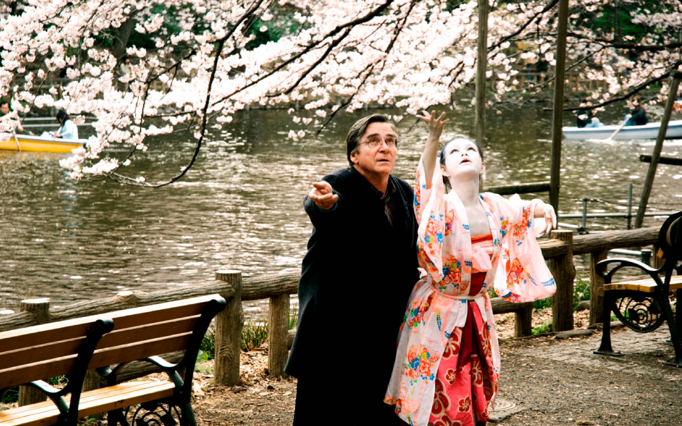 Im Film „Kirschblüten Hanami“ zeigt die Butoh-Tänzerin Yu (Aya Irizuki) Rudi (Elmar Wepper), wie er mit seiner Frau auch über ihren Tod hinaus kommunizieren kann.