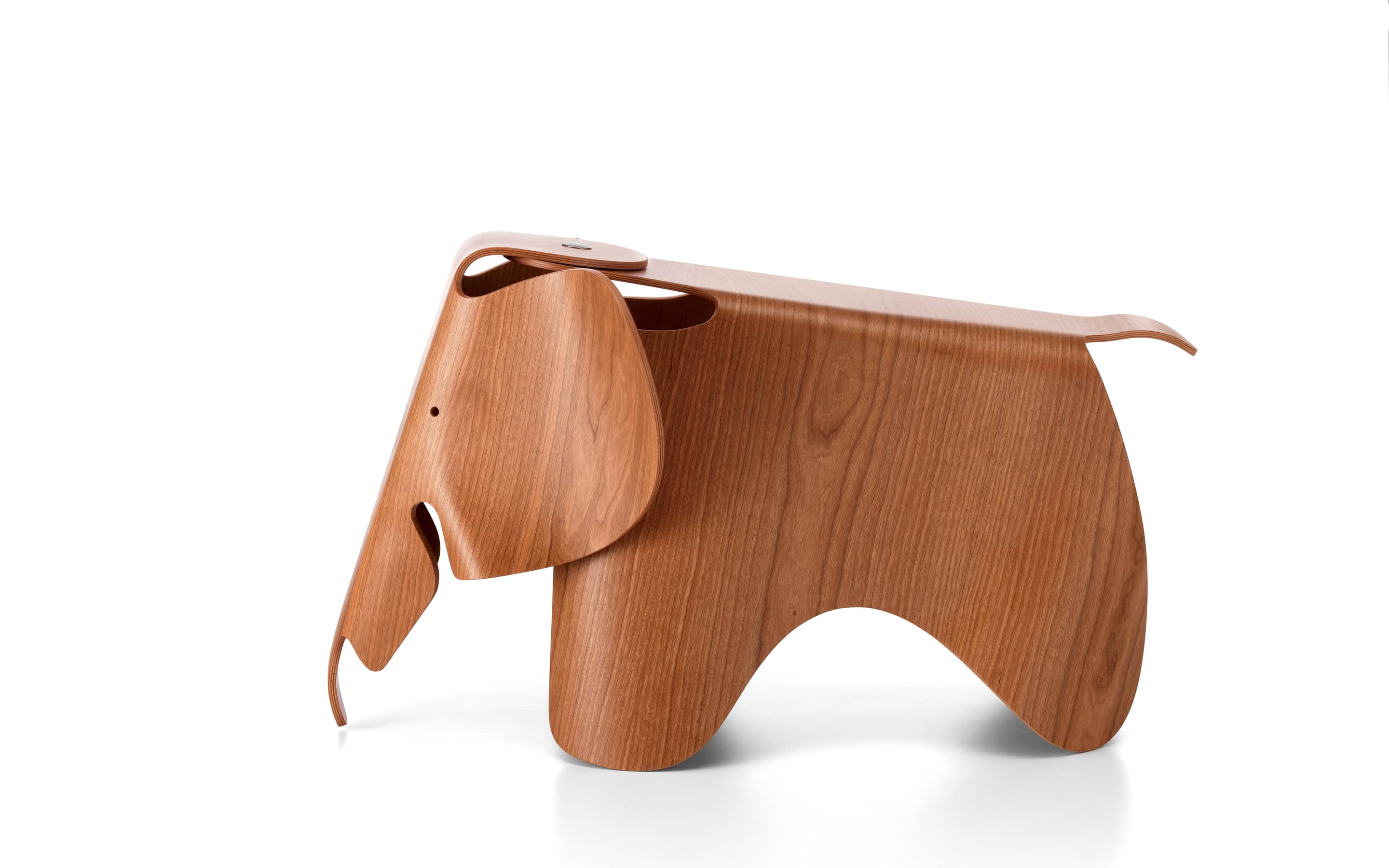 Designklassiker fürs Kinderzimmer: der Elephant von Ray und Charles Eames aus amerikanischem Kirschbaum.