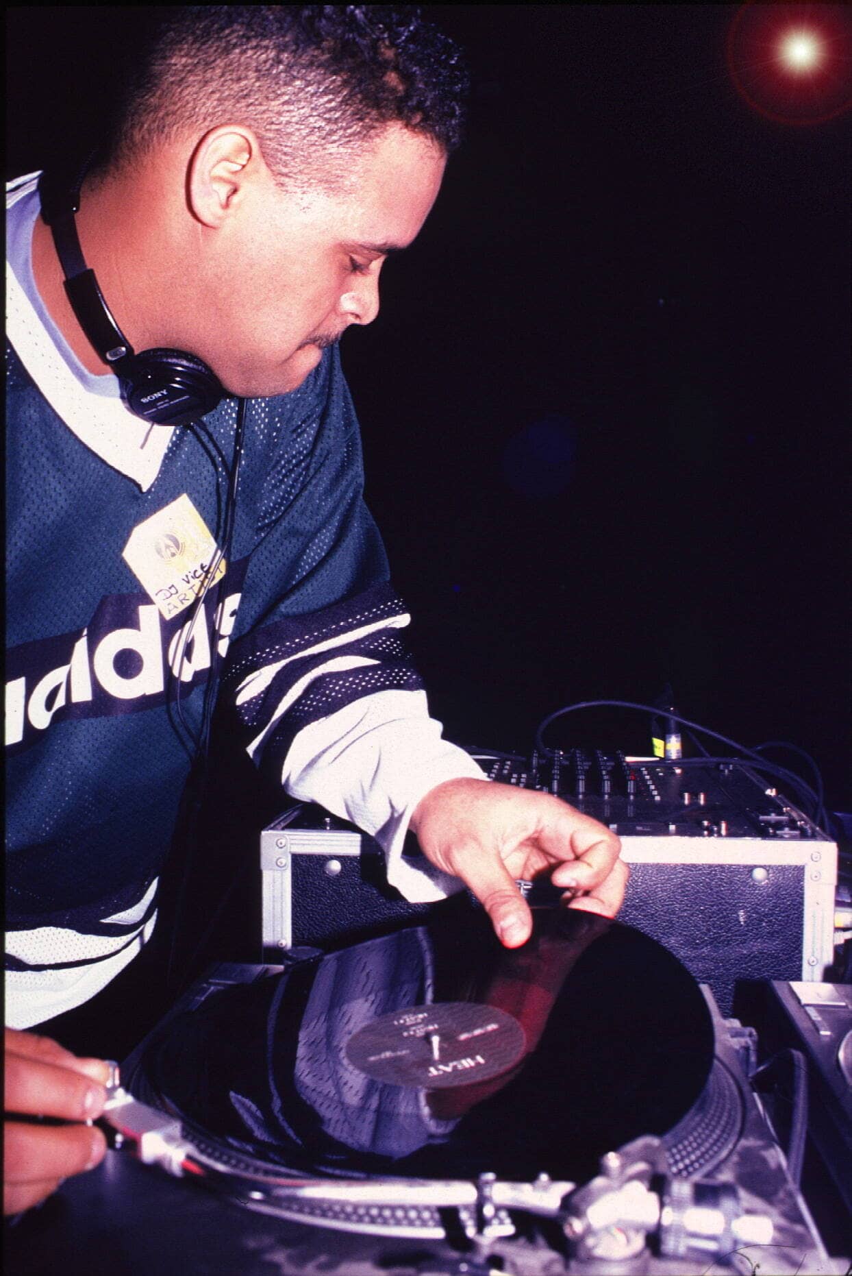 DJ Vice 1996 in Detroit. Legt er Musik auf? Oder erschafft er neue Musik mit seinen Instrumenten, den Turntables?