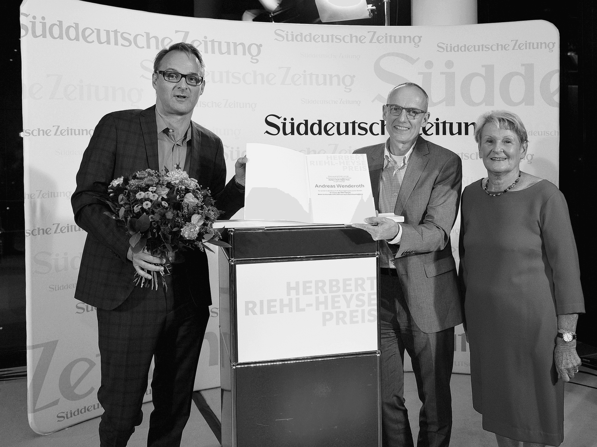 Andreas Wenderoth bei der Preisverleihung 2021 mit SZ-Chefredakteur Wolfgang Krach und Gabriele Riehl.