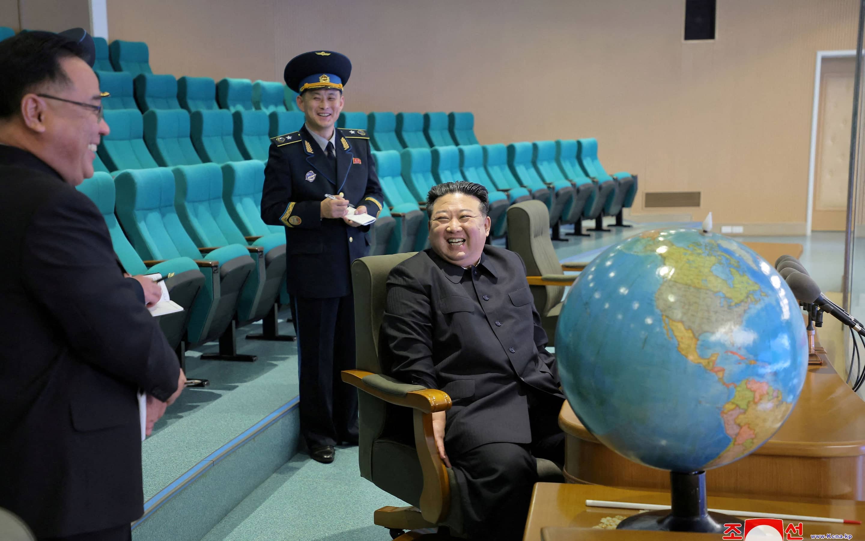 Kim Jong-un vor der Weltkugel: Diese Aufnahme ließ Nordkorea veröffentlichen, nachdem die Nachricht verbreitet wurde, dass das Land einen Satellit erfolgreich ins All gebracht haben soll.