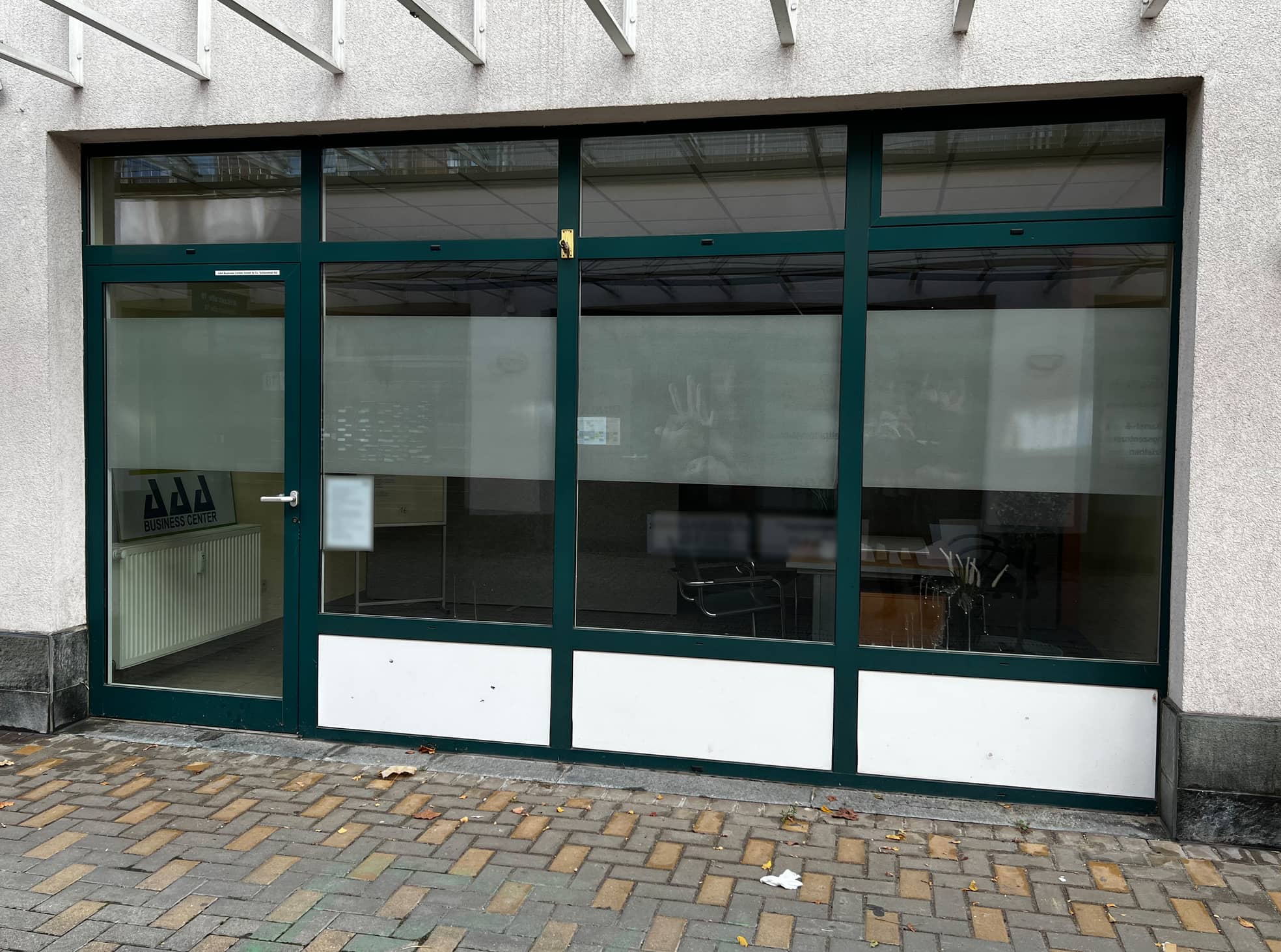 Das Ladenbüro in Schönefeld, Brandenburg, wirkt verlassen. Offiziell sitzen hier gleich mehrere Firmen.