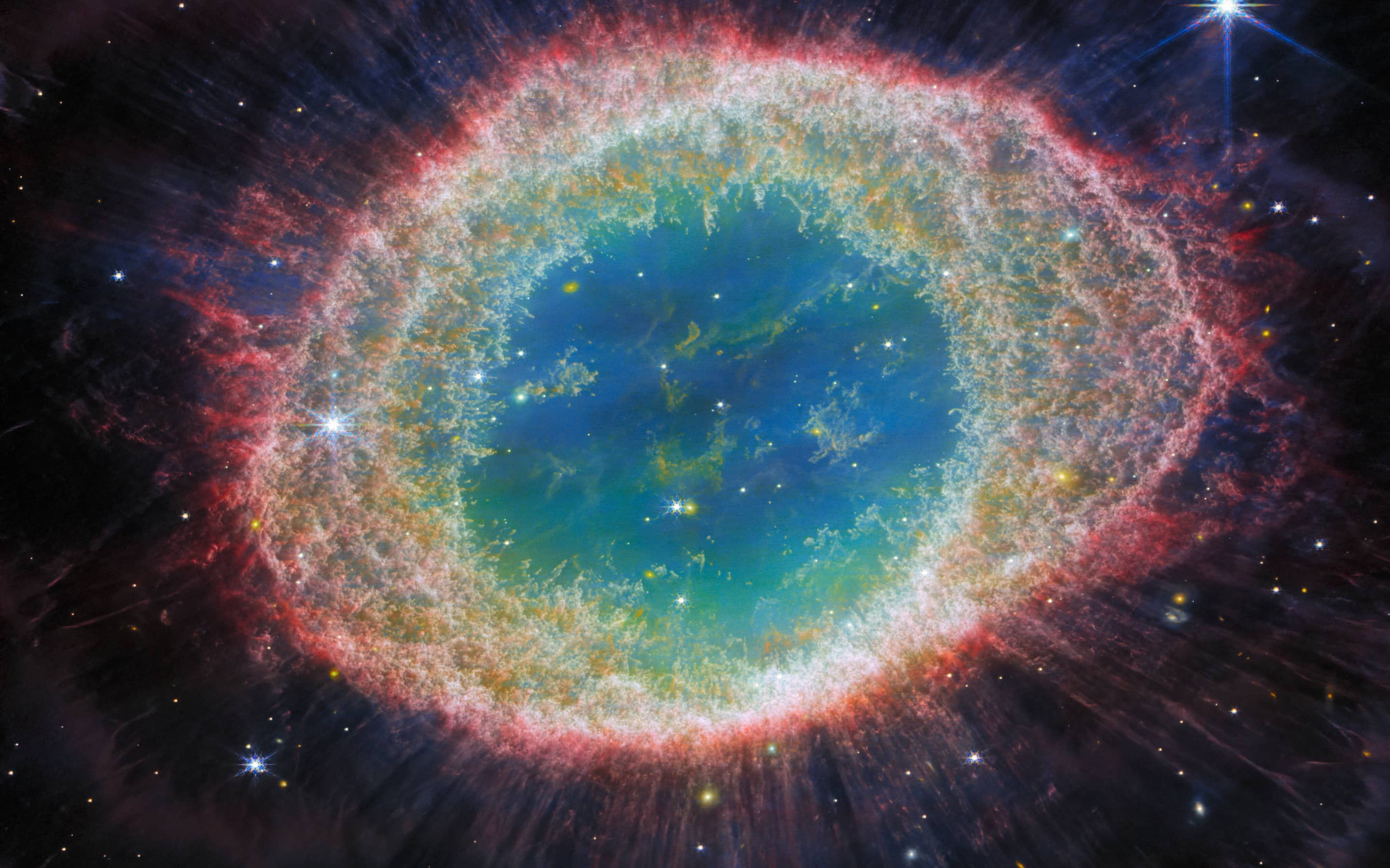 Wie ein kosmisches Auge: Diese im August 2023 von der ESA veröffentlichte Aufnahme des James-Webb-Teleskops zeigt den rund 2500 Lichtjahre entfernten Ringnebel im Sternbild Leier. Er ist der Überrest eines Sterns, der seine äußere Gashülle abgestoßen hat. Im Zentrum befindet sich ein Weißer Zwergstern.