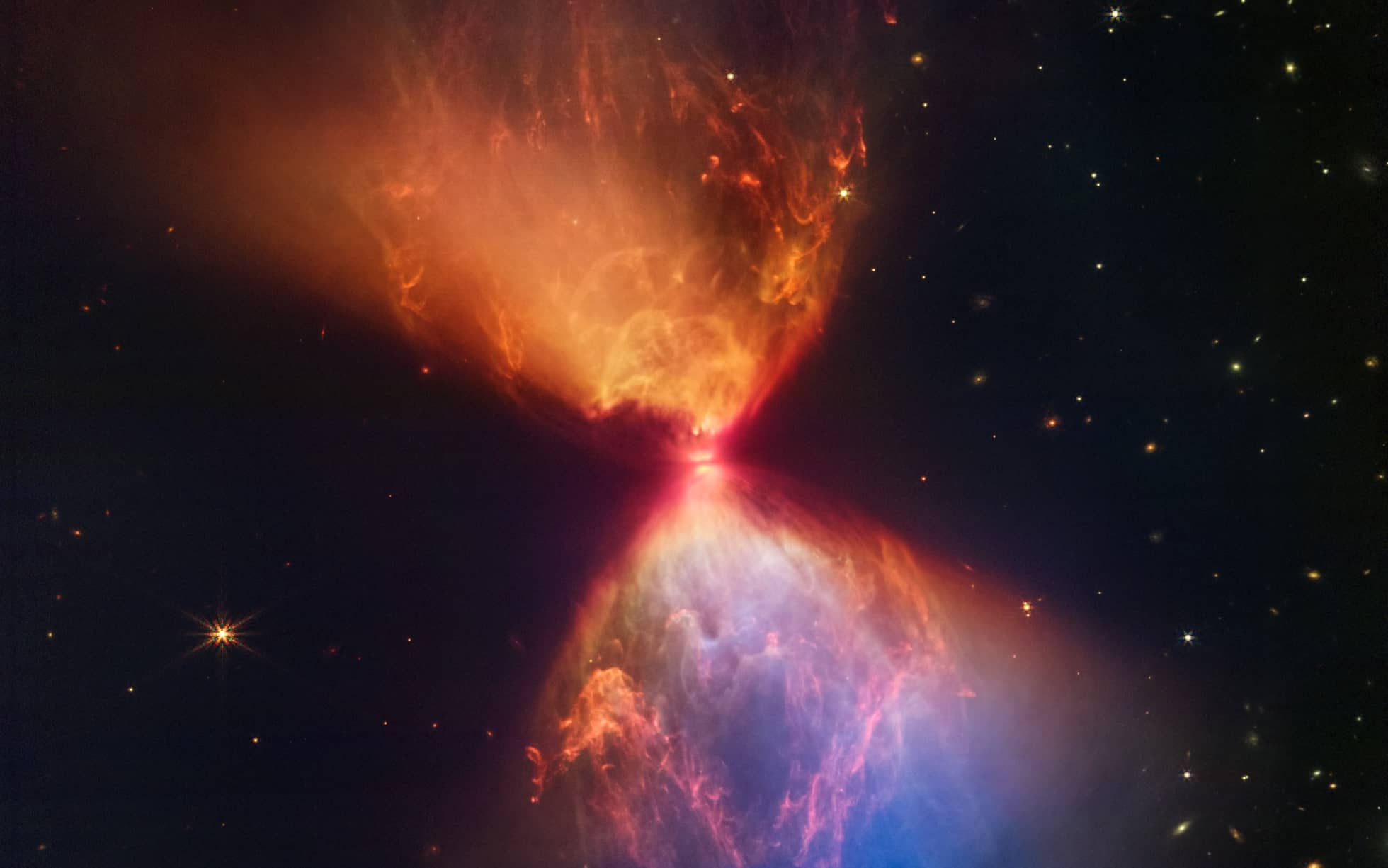Die Aufnahme des James-Webb-Teleskops zeigt die Entstehung eines neuen Sterns. Der neue Stern befindet sich in der Mitte einer wie eine Sanduhr aussehenden Staubwolke und ist selber nicht zu sehen.