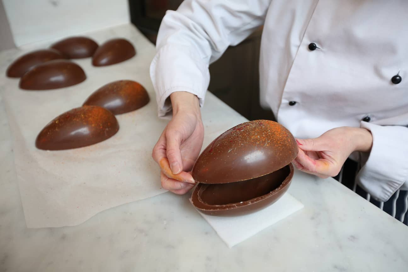Ostereierherstellung in der Luxus-Schokoladenhandlung Melt in London.