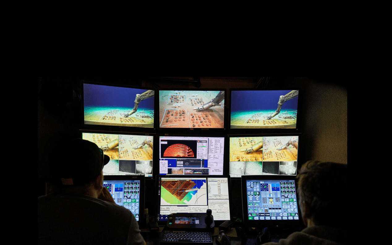 Auf Bildschirmen im Kontrollcontainer ist zu sehen, wie der Tauchroboter "Kiel 6000" am Meeresgrund Rahmen mit echten und künstlichen Knollen für ein Experiment einsammelt.