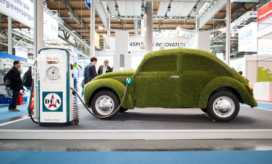 VW-Käfer-Elektroauto an einer Ladesäule
